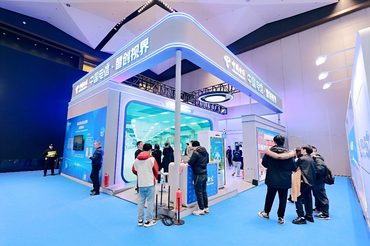 全国首套5G-A+8K-VR低空直播系统亮相 中国电信闪耀世界显示产业创新发展大会(图1)