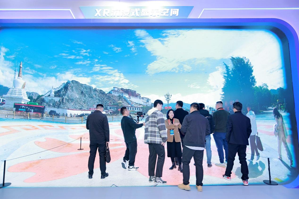 全国首套5G-A+8K-VR低空直播系统亮相 中国电信闪耀世界显示产业创新发展大会(图2)