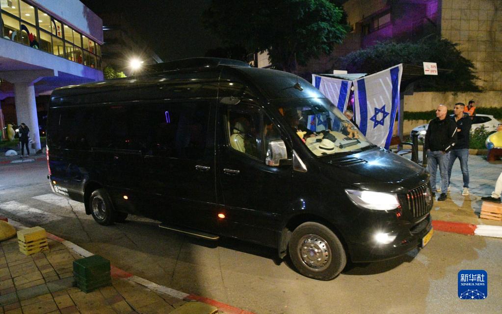 哈马斯释放的第二批被扣押人员抵达以色列(图3)